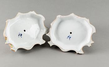 FIGURINER, ett par, porslin, märkt J.P. (Jacob Petit), 1800-tal.