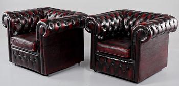 FÅTÖLJER, ett par, Chesterfield-modell, 1900-talets andra hälft.