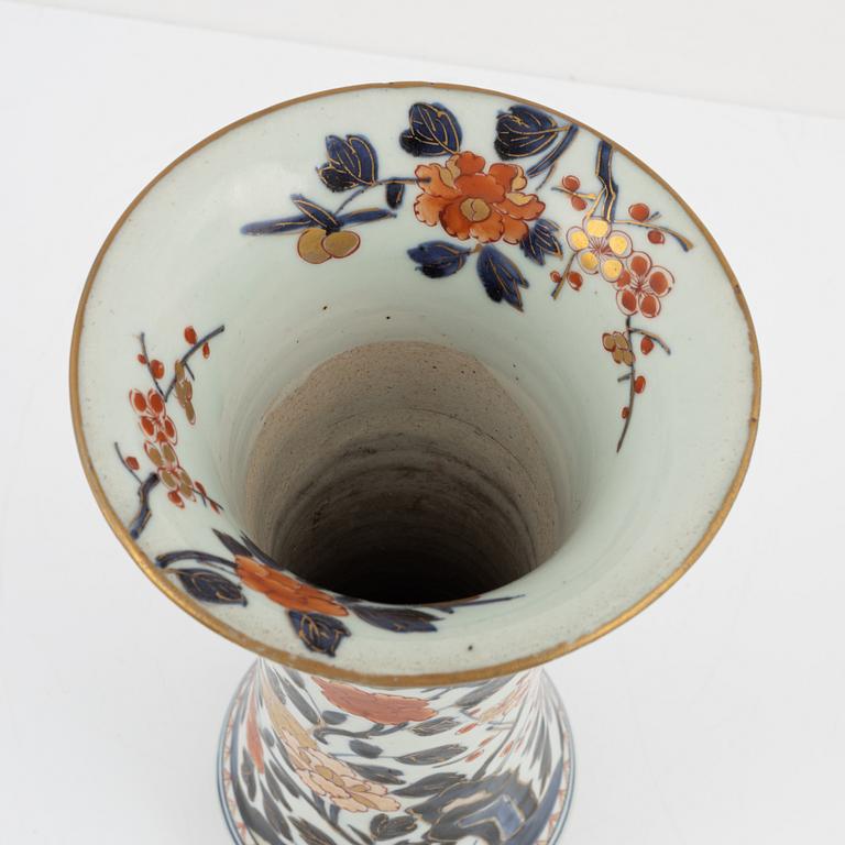 A Japanese imari vase, Edo period (1666-1867).