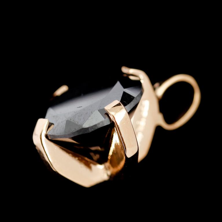 HÄNGE, 18 k guld, solitär svart diamant, 6.73 ct.
