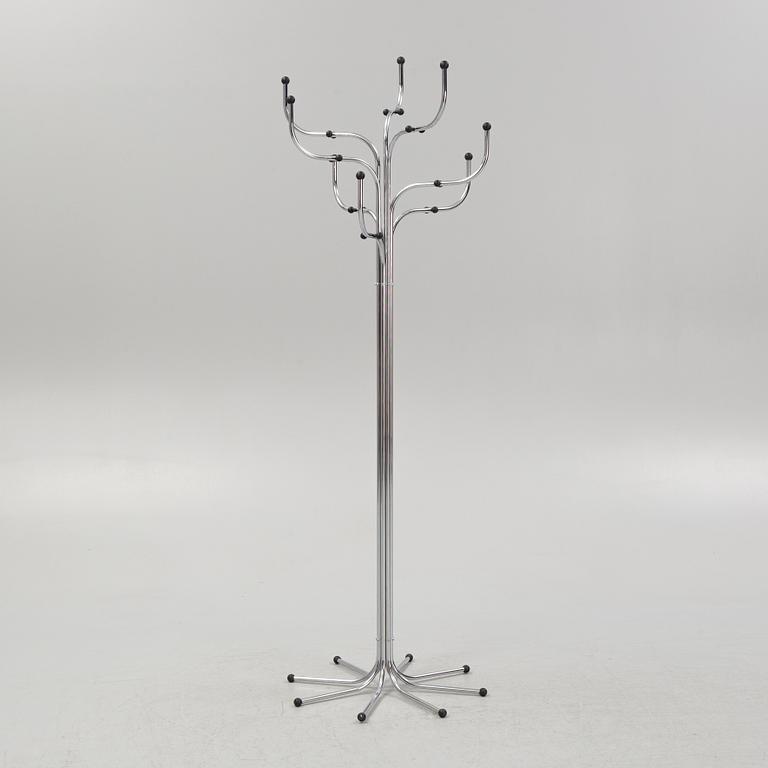 Sidse Werner, tamburmajor, "Coat Tree", Fritz Hansen, Danmark.