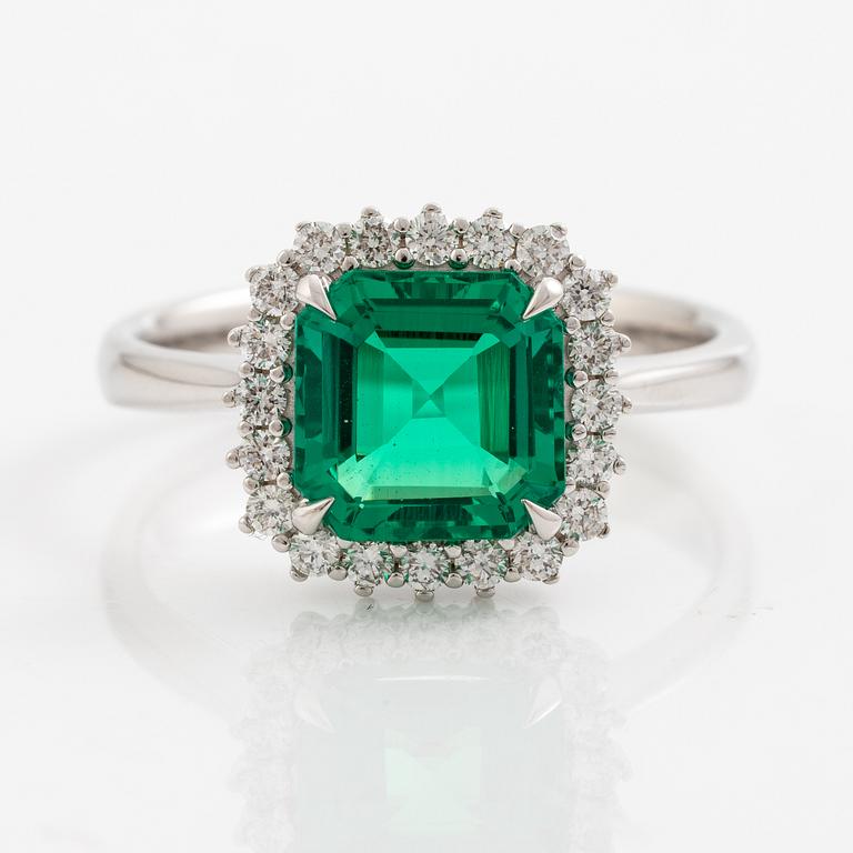 Ring 18K white gold with synthetic emerald and brilliant-cut diamonds.