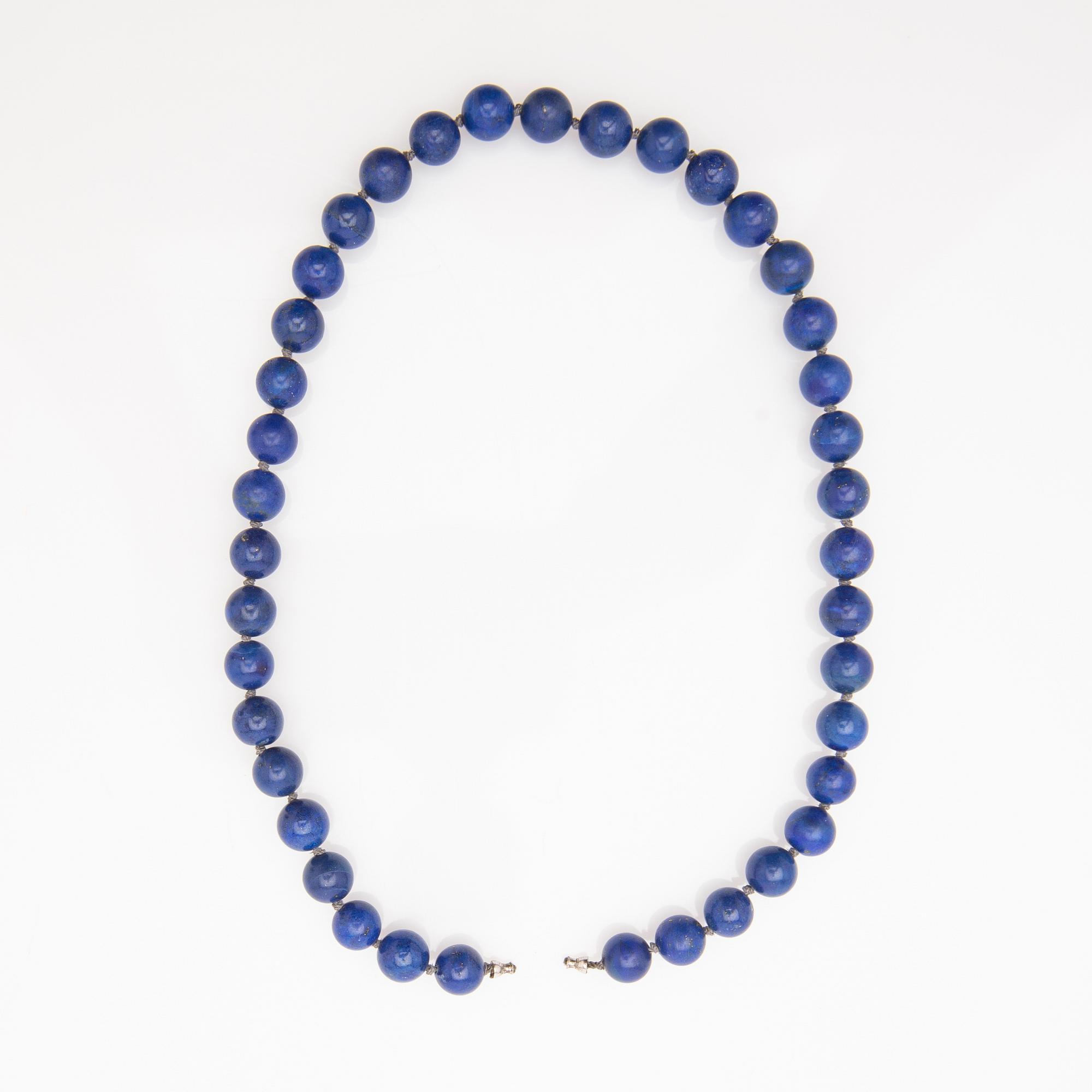 Ole Lynggaard, pendant 18K gold, with two stone collets with prongs, lapis lazuli and glass.