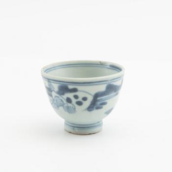 A blue and white dish and cup, Ming dynasty.