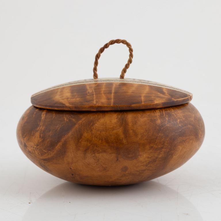 Helge Sunna, ask med lock, signerad.