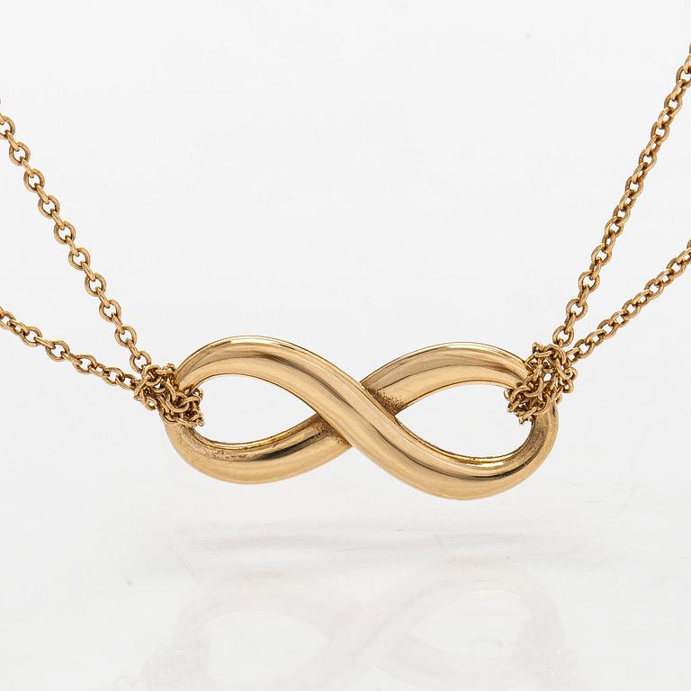 Tiffany & Co, an 18K gold 'Infinity' necklace.