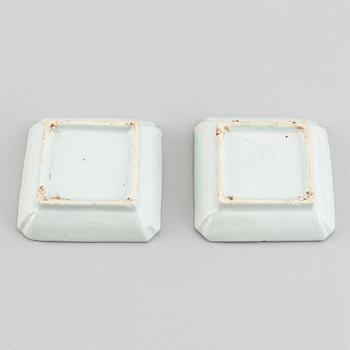 Kruka, ask med lock, samt två fat, porslin. Mingdynastin (1368-1644).