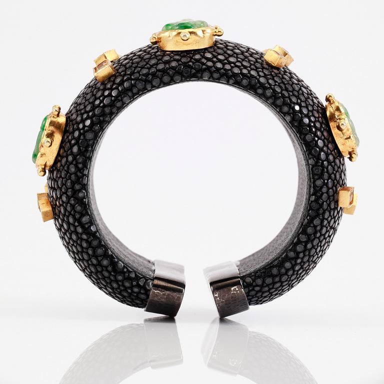 ARMRING, förgyllt sliver, safirer och jade.
