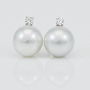 ÖRHÄNGEN, 1 par, vittonade South Sea pärlor samt diamanter totalt ca 0,34 ct.
