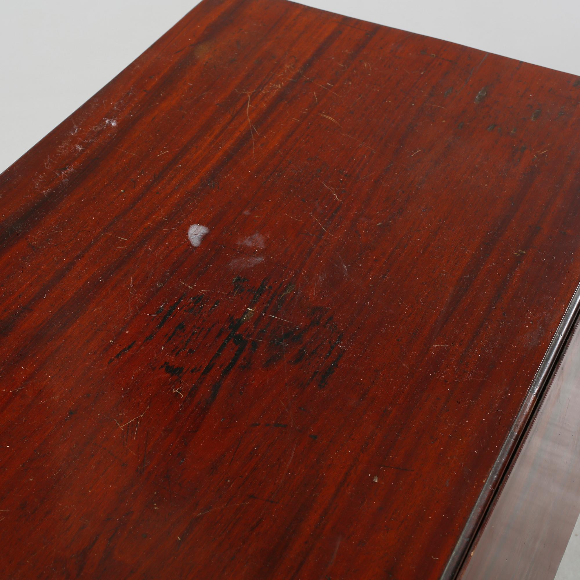 A drop-leaf table, English style, late 19th century.