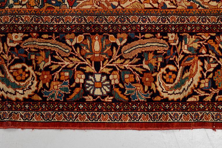 A carpet, antique Sarouk, ca 421-428 x 316-324,5 cm.