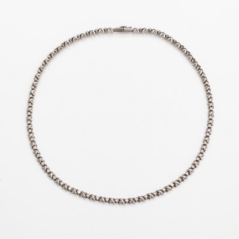 Kaulakoru, 18K valkokultaa ja timantteja n. 1.11 ct yht.
