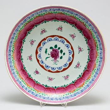 A famille rose export porcelain dish, Qing dynasty, Qianlong (1736-95).