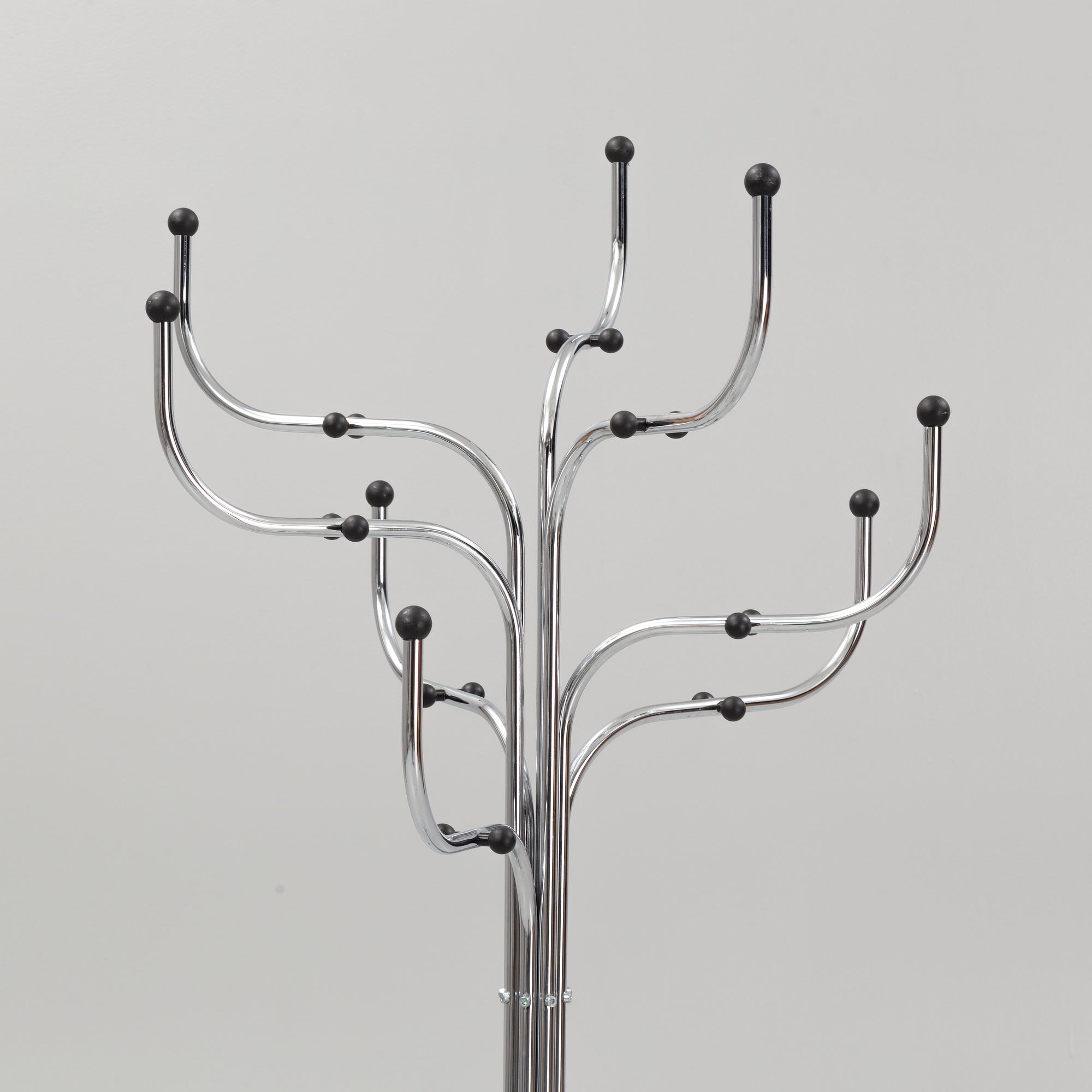 Sidse Werner, tamburmajor, "Coat Tree", Fritz Hansen, Danmark.