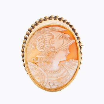 A 14K gold and carved sea shell cameo.