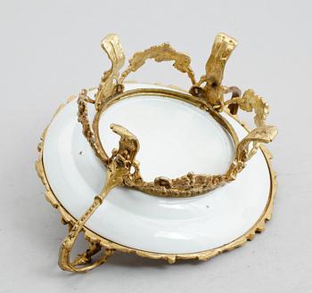 SKÅL PÅ FOT, porslin och förgylld mässing, Kanton, Kina, 1800-tal.