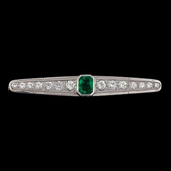 178. An emerald and brilliant cut diamond brooch, tot. app. 1.30 cts.