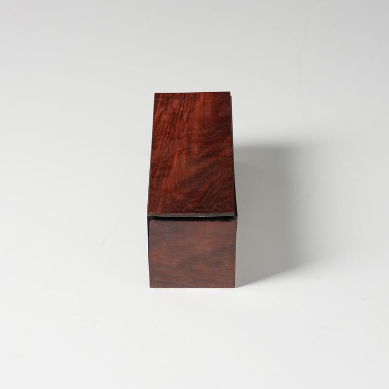 Askar med lock, två stycken, hardwood samt bricka, hardwood, sen Qingdynasti.
