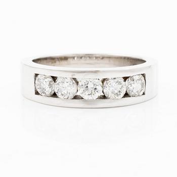 Ring 18K vitguld med runda briljantslipade diamanter.
