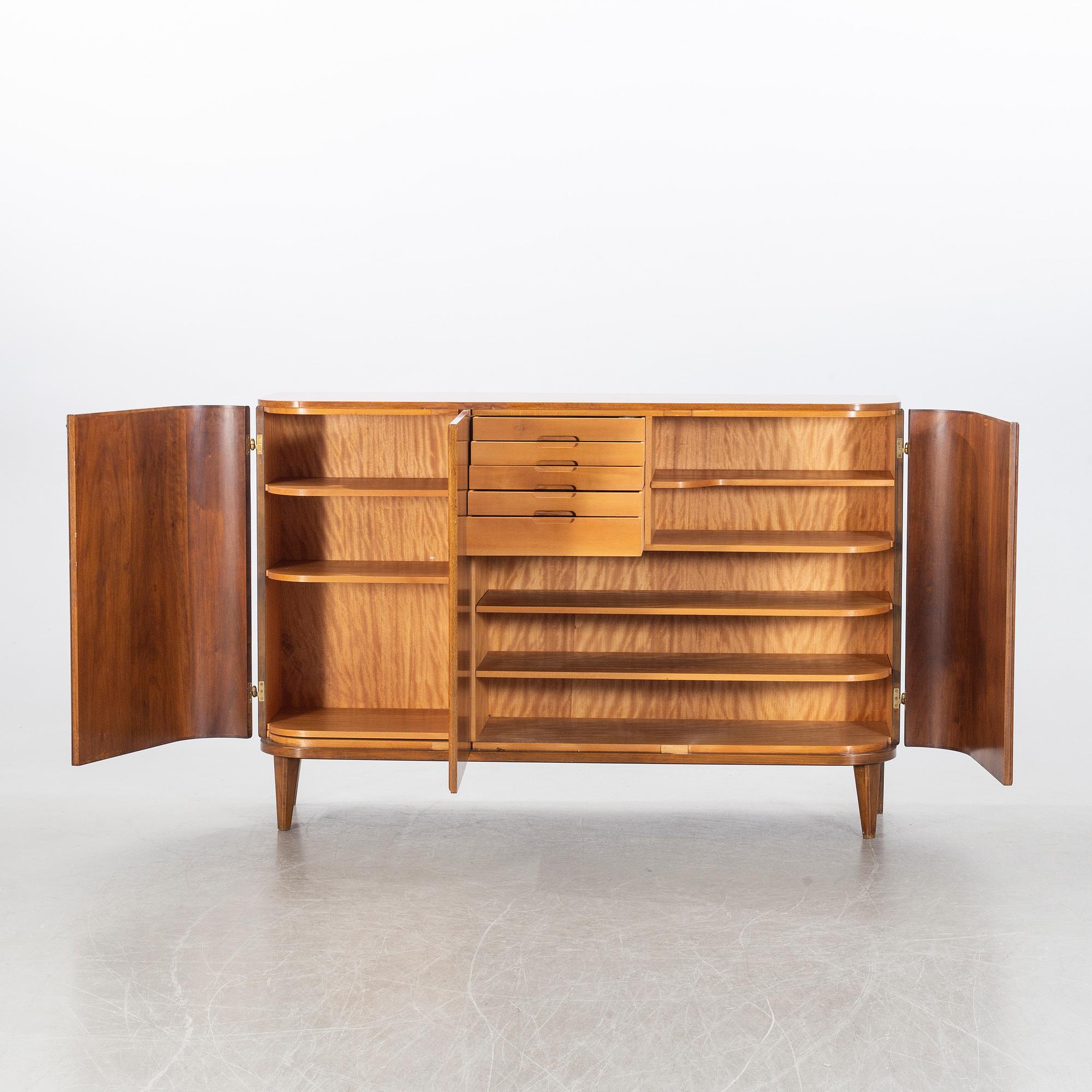 SKÅP. "Eugen" Svenska möbelfabrikerna Bodafors 1900-talets mitt.