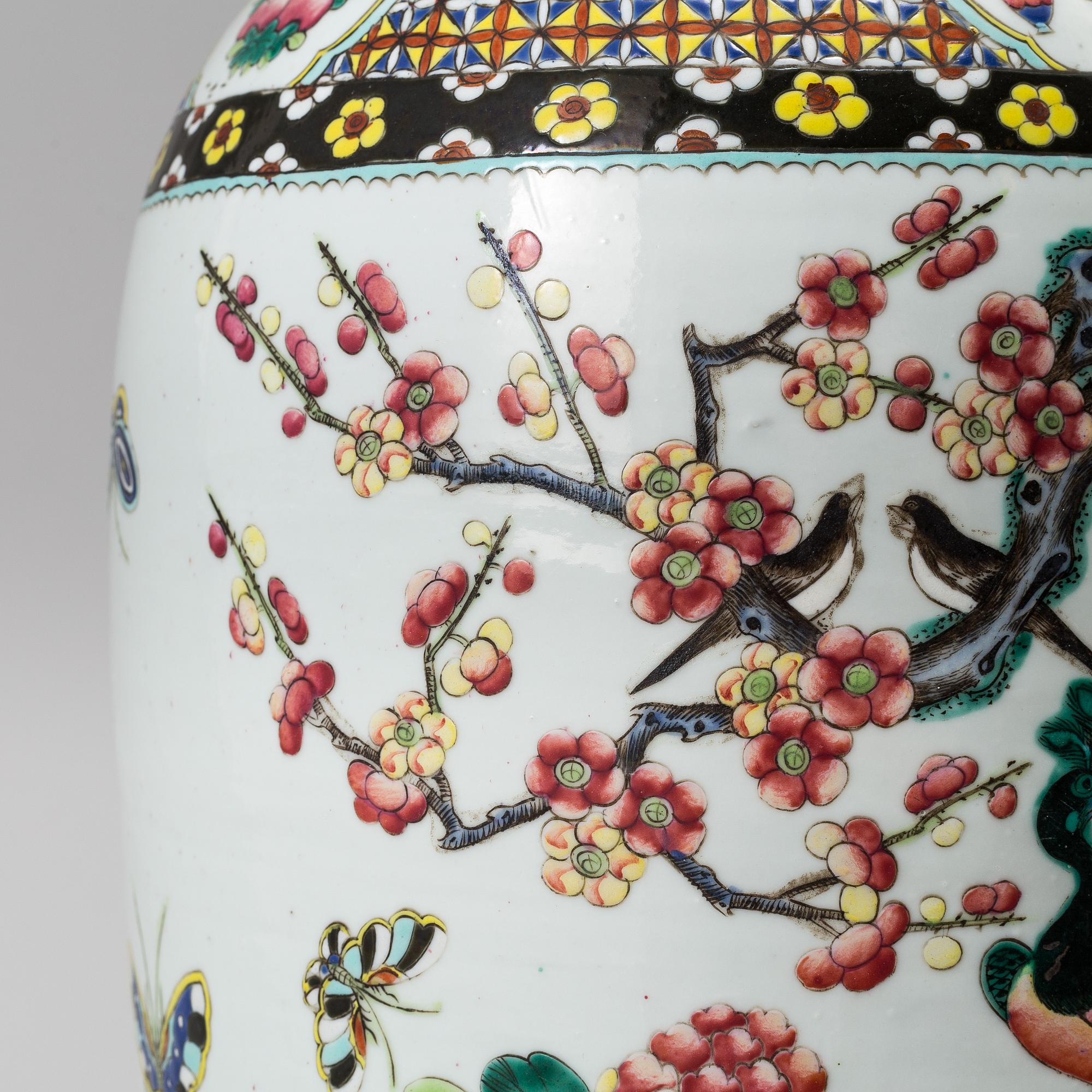 A Chinese porcelain vase, late Qing dynasty, circa 1900.