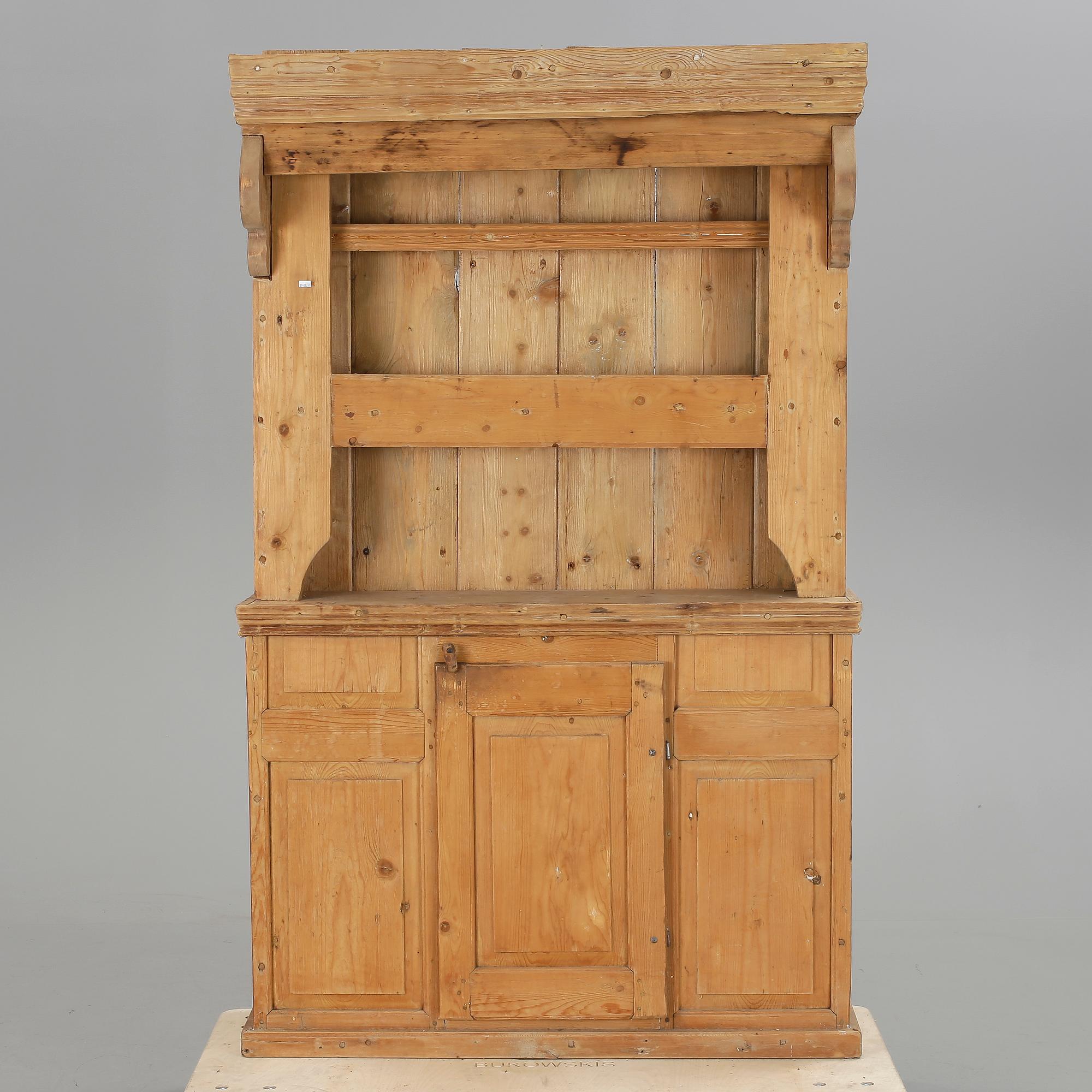 SKÅP MED TALLRIKSHYLLA, allmoge, 1800-tal.