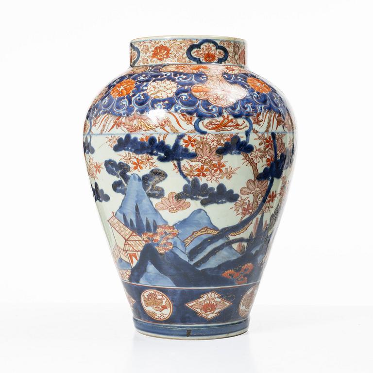 An Imari porcelain urn, Japan, 19th century.
