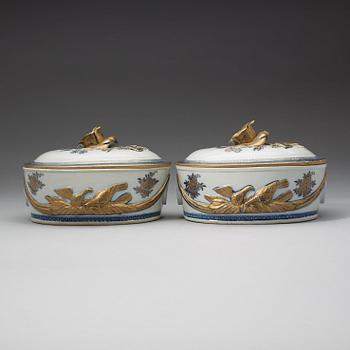 A pair of blue and white tureens, Qing dynasty, Qianlong (1736-95).