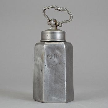 PRISMAFLASKA, tenn, daterad 1758.