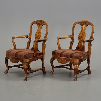 KARMSTOLAR, ett par, rokokostil, 1900-talets första hälft.