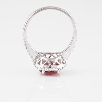 RING, 18K vitguld med fasettslipad rosa turmalin ca 2.20 ct samt briljantslipade diamanter ca 0.35 ct. Vikt 4,5 gram.