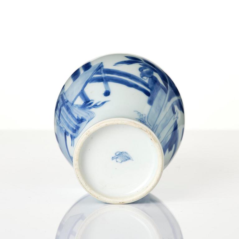 A blue and white tea caddy with silver mount, Qing dynasty, Kangxi (1662-1722).