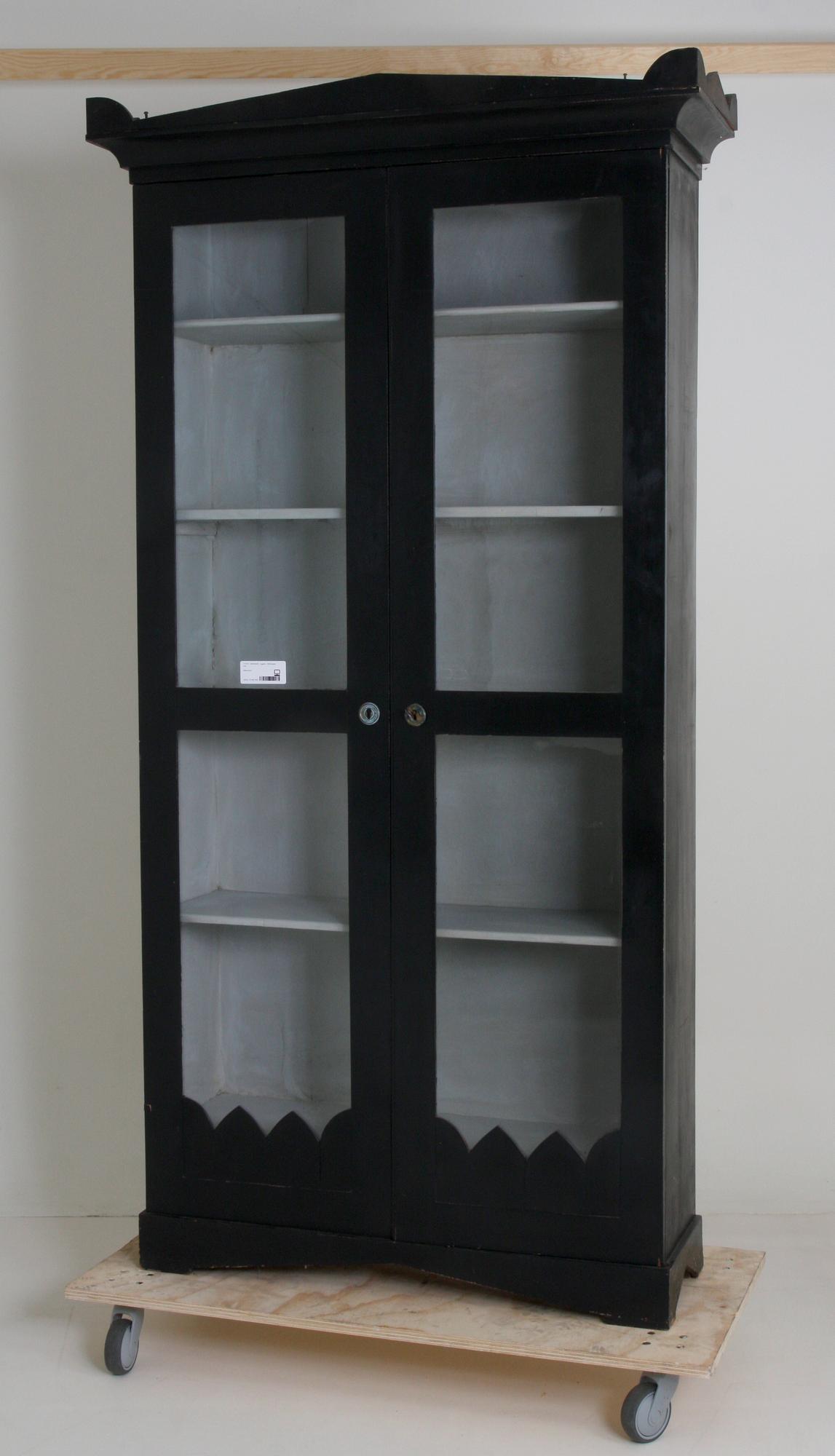 BOKSKÅP, nygotik, 1800-talets mitt.