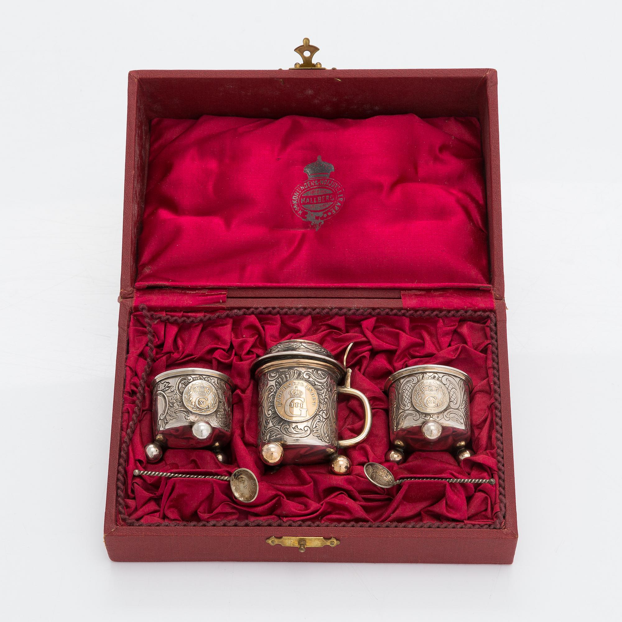 Saltkar och dryckeskanna i miniatyr, silver, C G Hallberg, Stockholm 1900-1904. I original ask.