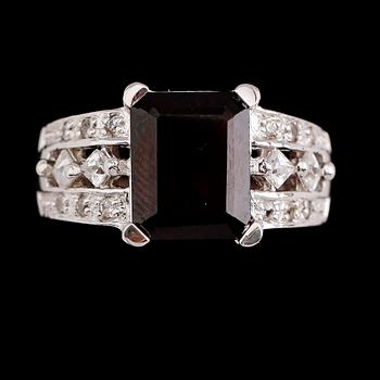 RING, sterlingsilver, granat ca 3.50 ct, vita safirer tot ca 0,40 ct.