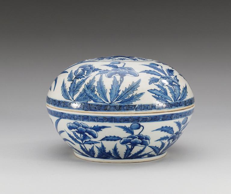A circular blue and white 'dragon' box and cover, Qing dynasty, period of Jiaqing (1796-1820).