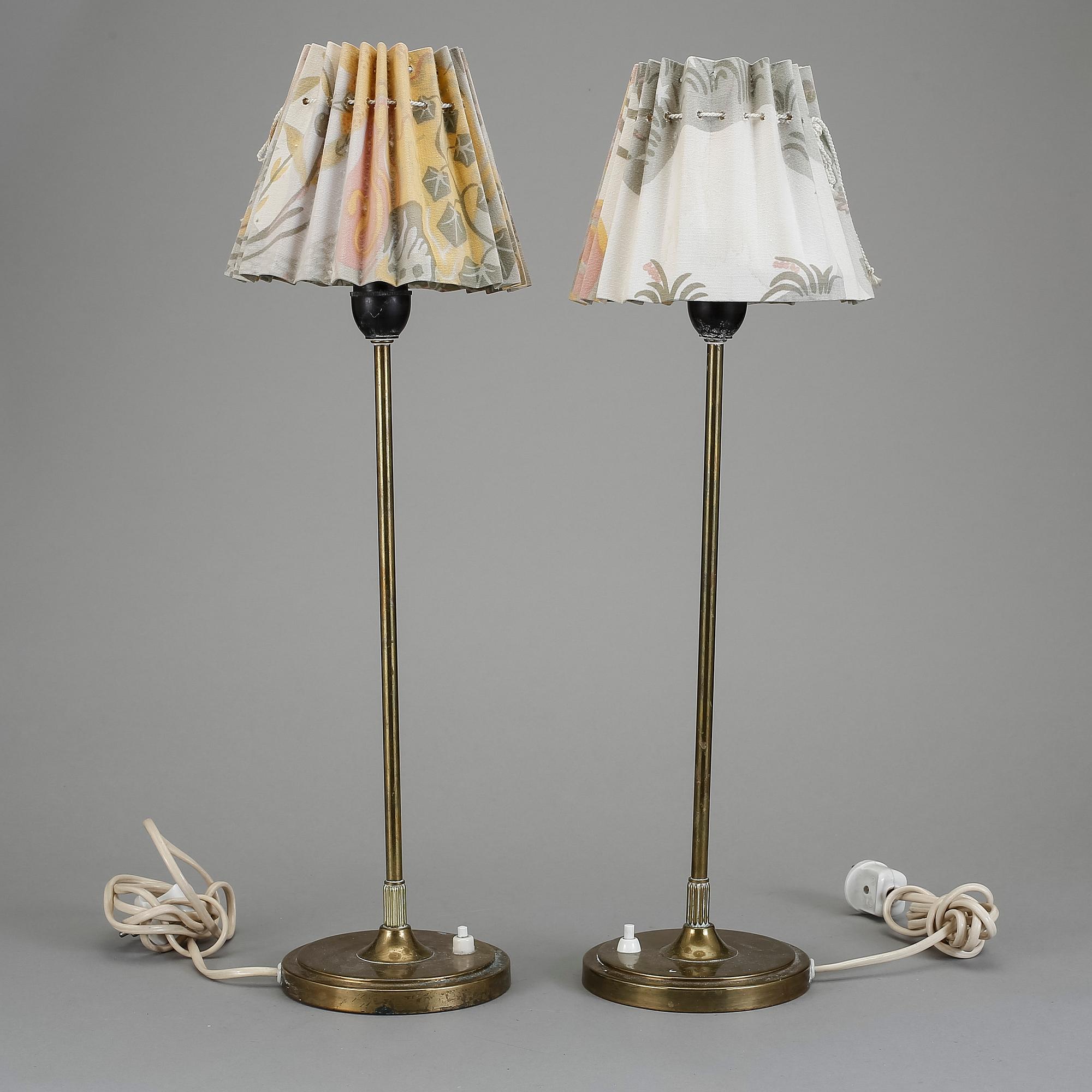 BORDSLAMPOR, ett par, mässing, 1900-talets mitt.