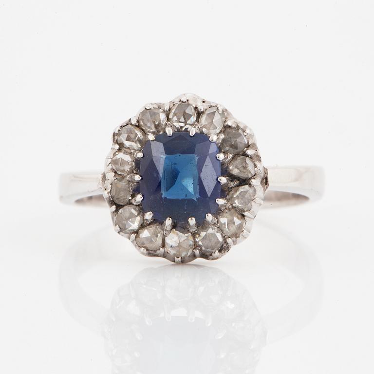 RING, Carmoséring med safir och rosenslipade diamanter.