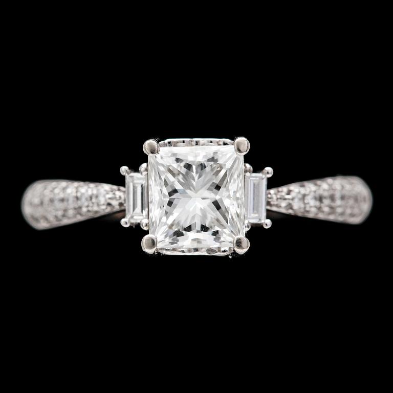 RING, princesslipad diamant, tot. ca 1 ct samt mindre briljantslipade diamanter.