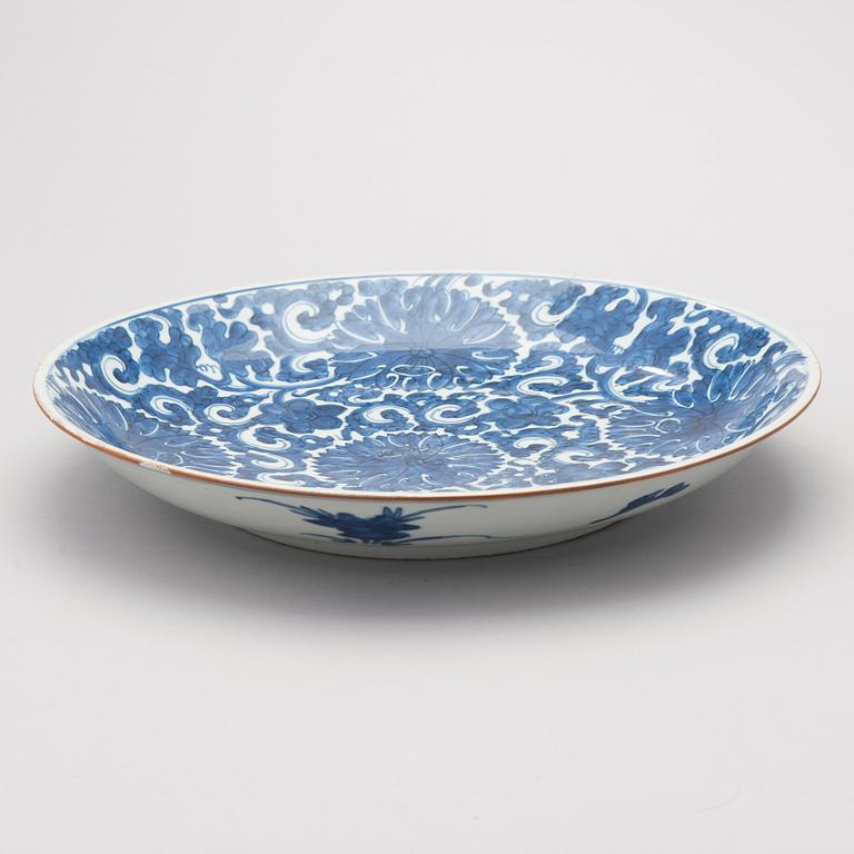 A Chinese porcelain dish, Transition Ming-Qing, around 1650.
