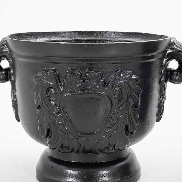 Garden urns, a pair, 20th century.
