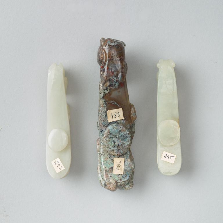 BÄLTESSPÄNNEN, tre stycken, nefrit. Kina, 1900-tal.