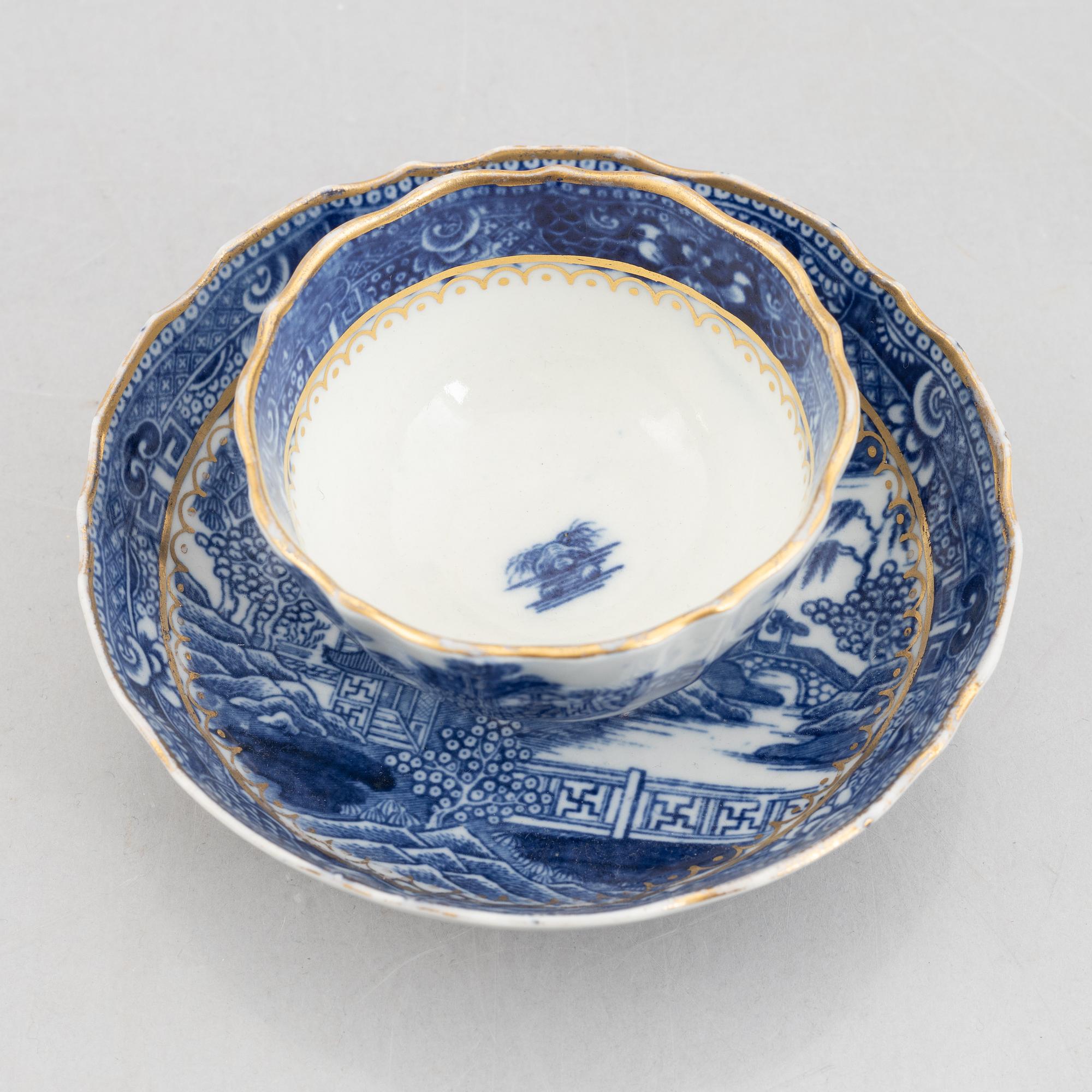 Four pieces of Chinese porcelain, Qing dynasty, 18th-19th century.