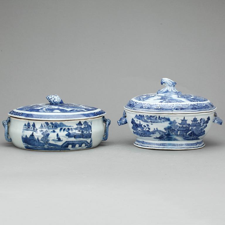 TERRINER, 2 st, porslin, Kina, Qianlong (1936-1795).