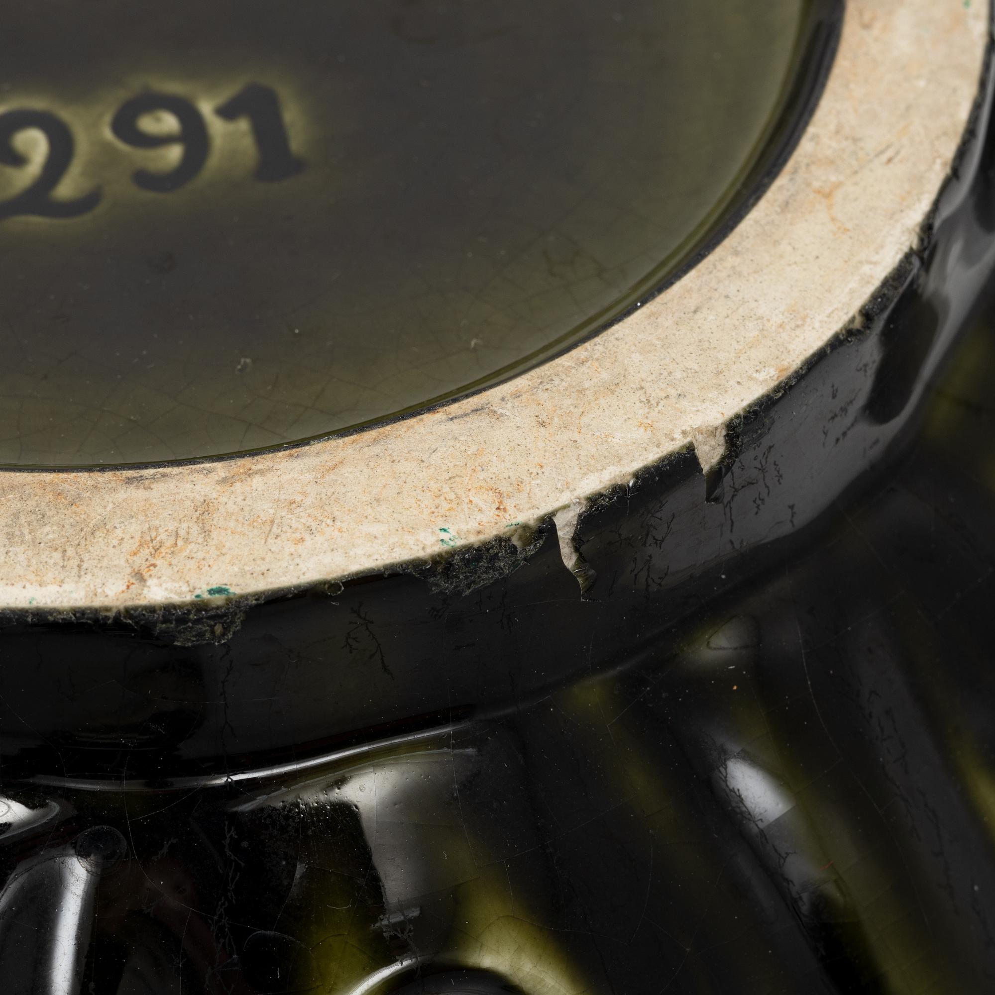 A  ceramic pedestal with flowerpot from around the year 1900.