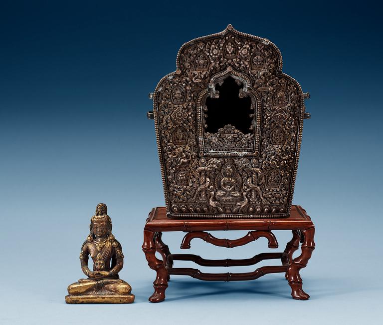 A gilt bronze Sinotibetan figure of Amitayus with a reliquary, 17/18th Century.