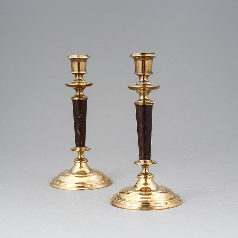 LJUSSTAKAR, ett par, mässing och trä, Skultuna mässingsbruk, 1900-talets andra hälft.