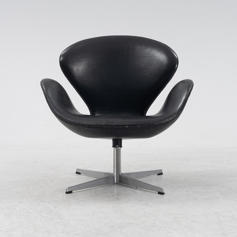 Arne Jacobsen,  fåtölj, "Svanen", Firtz Hansen, Danmark, 1960/70-tal.