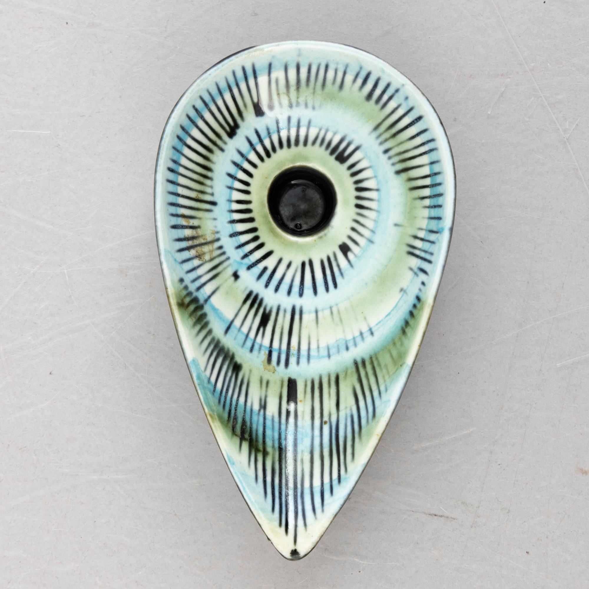 Lisa Larson, askfat och väggrelief ur serien "Harlekin" och ljusstake ur serien "Advent", Gustavsberg.