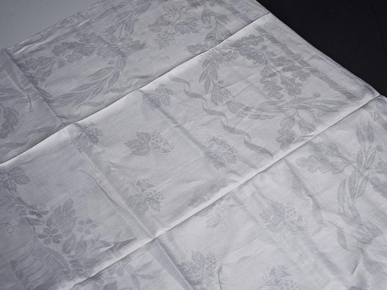 A tea table cloth, linen damask, "Lilla blomsterkorgen", ca 143,5 x 144 cm.